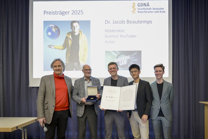 Mit Urkunde: Die Professoren Heribert Hofer und Michael Dröscher (beide GDNÄ), Preisträger Dr. Jacob Beautemps und die Laudatoren Kevin Yuan und Eric Andresen.