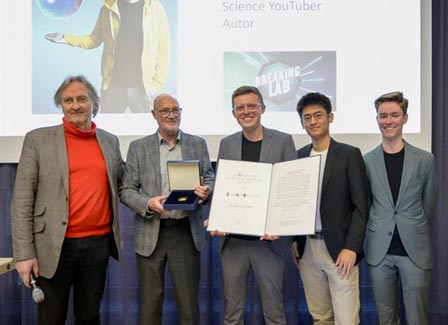 Mit Urkunde: Die Professoren Heribert Hofer und Michael Dröscher (beide GDNÄ), Preisträger Dr. Jacob Beautemps und die Laudatoren Kevin Yuan und Eric Andresen.
