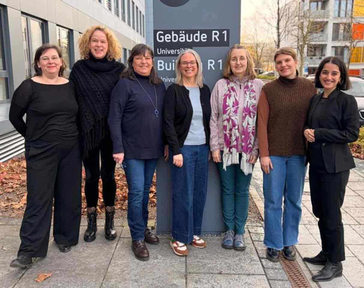 Das Team um Sabine Oertelt-Prigione (Bildmitte) vor der Medizinischen Fakultät OWL der Universität Bielefeld. @ Privat