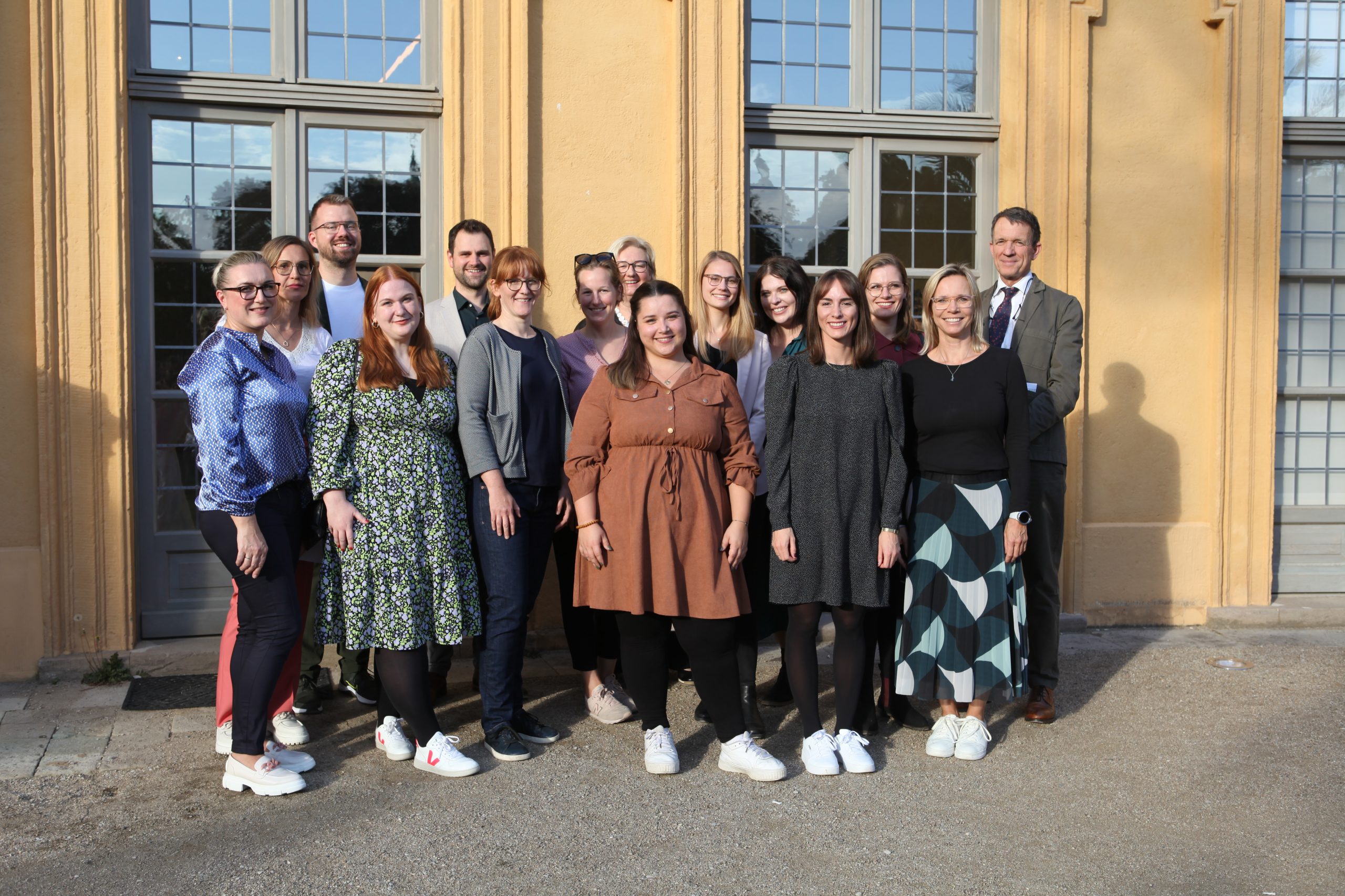 Zusammen mit seinem Team am Allgemeinmedizinischen Institut Erlangen untersucht Thomas Kühlen (obere Reihe, rechts) die wissenschaftlichen Grundlagen eine guten Patientenversorgung. © Uniklinik Erlangen