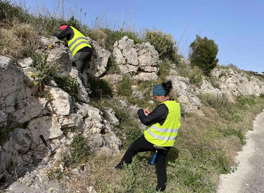 Feldforschung an einem fossilen Korallenriff in Apulien. © W. Kiessling