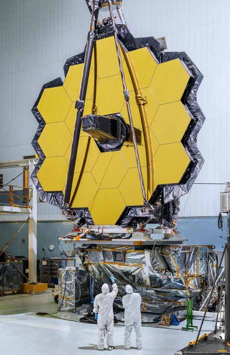 Ingenieure betrachten den Hauptspiegel des James-Webb-Weltraumteleskops, das am 25. Dezember 2021 gestartet wurde. © NASA/Chris Gunn Michael Droescher © MIKA-fotografie | Berlin